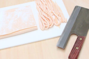 おめでたい紅いうどんに!年越し・年明けうどんを自分で打とう!